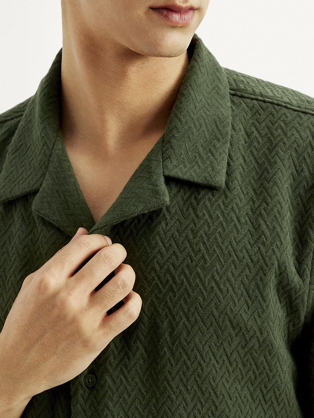 Men's Textured Slim Fit Resort Collar Shirt - Detail View