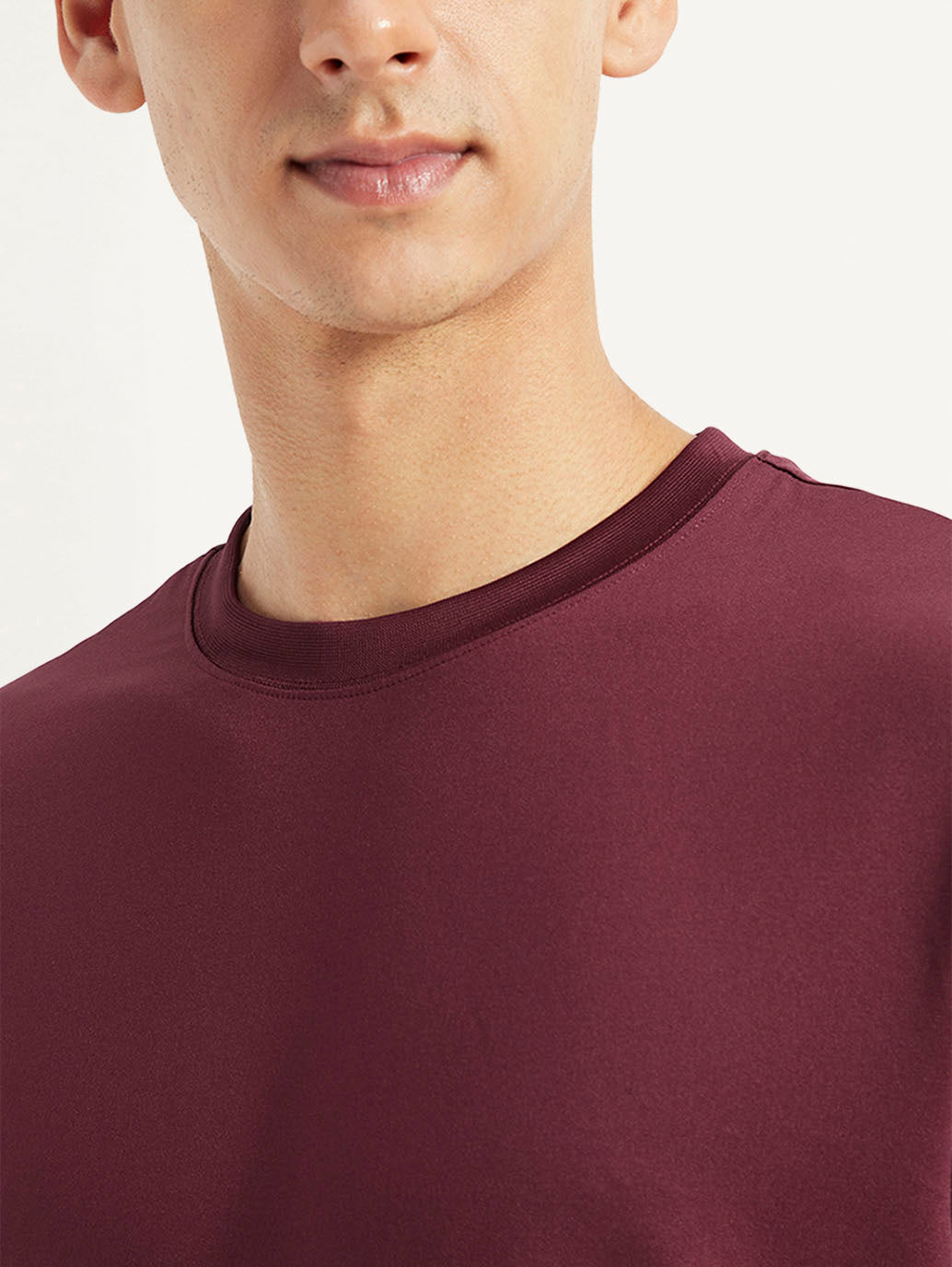 Men's Solid Slim Fit T-shirt - Detail View