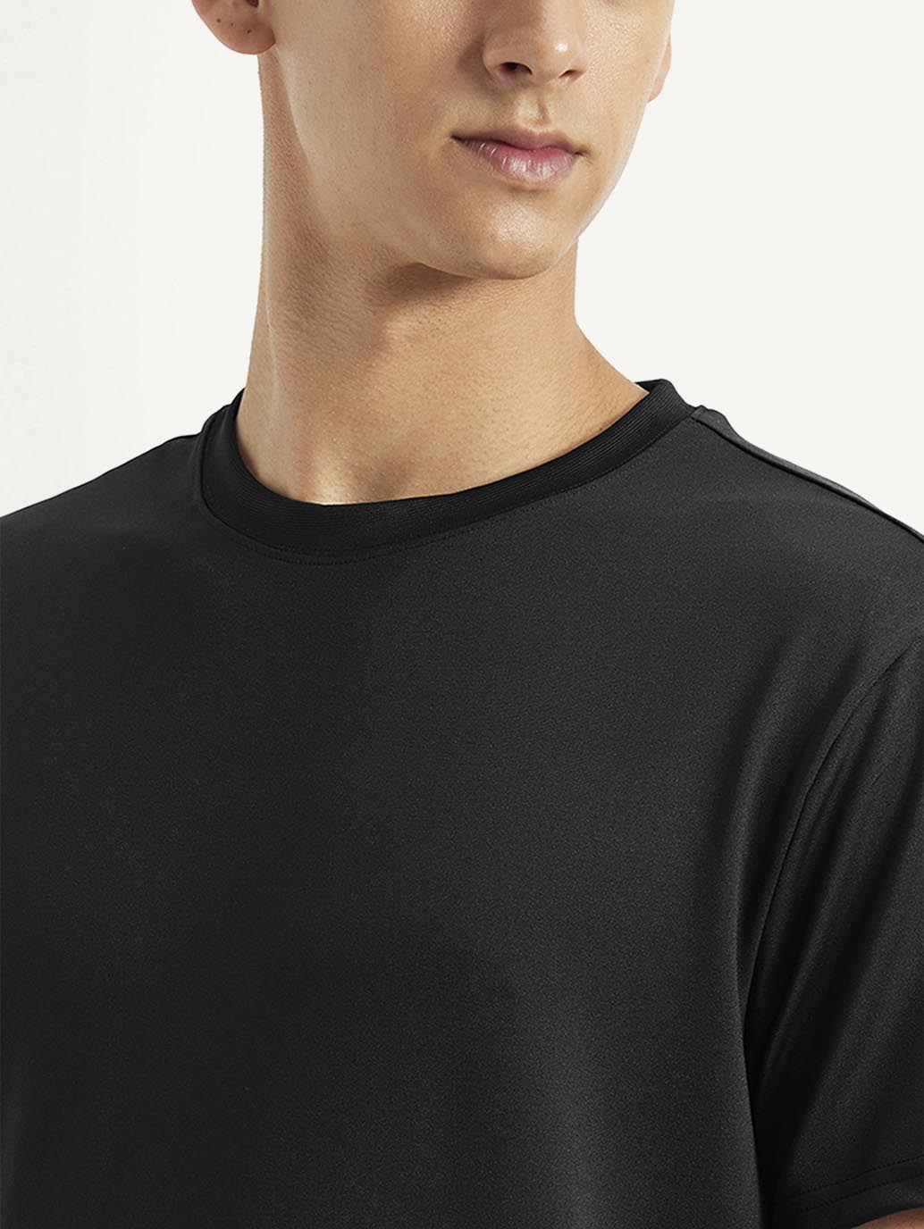 Men's Solid Slim Fit T-shirt - Detail View