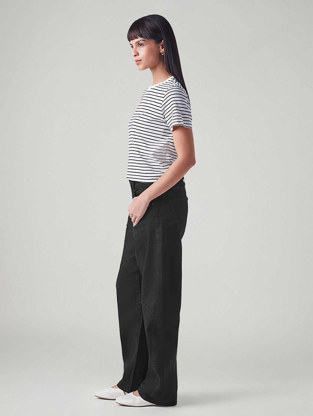 Women's Black Barrel Loose Fit Mid Rise Jeans - Side View