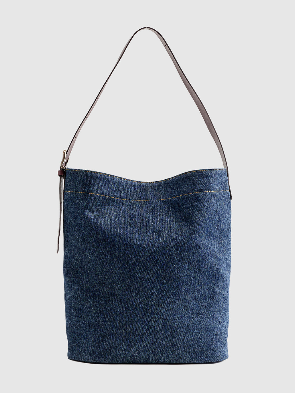 Levi's® Women's Medium Heritage Bag - Back View