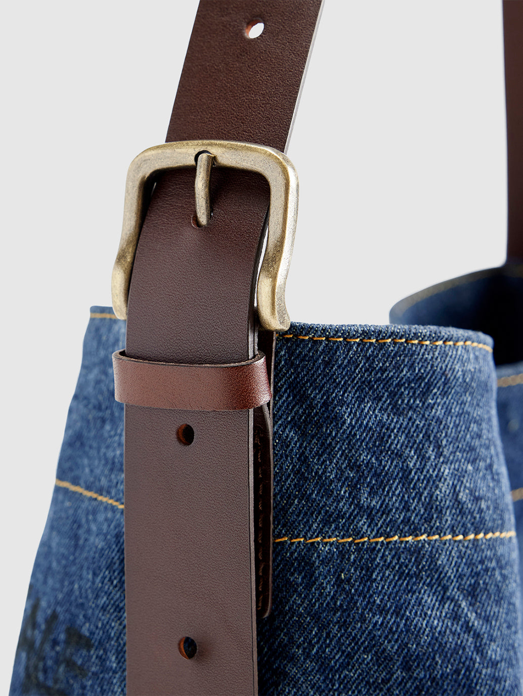 Levi's® Women's Medium Heritage Bag - Detail View