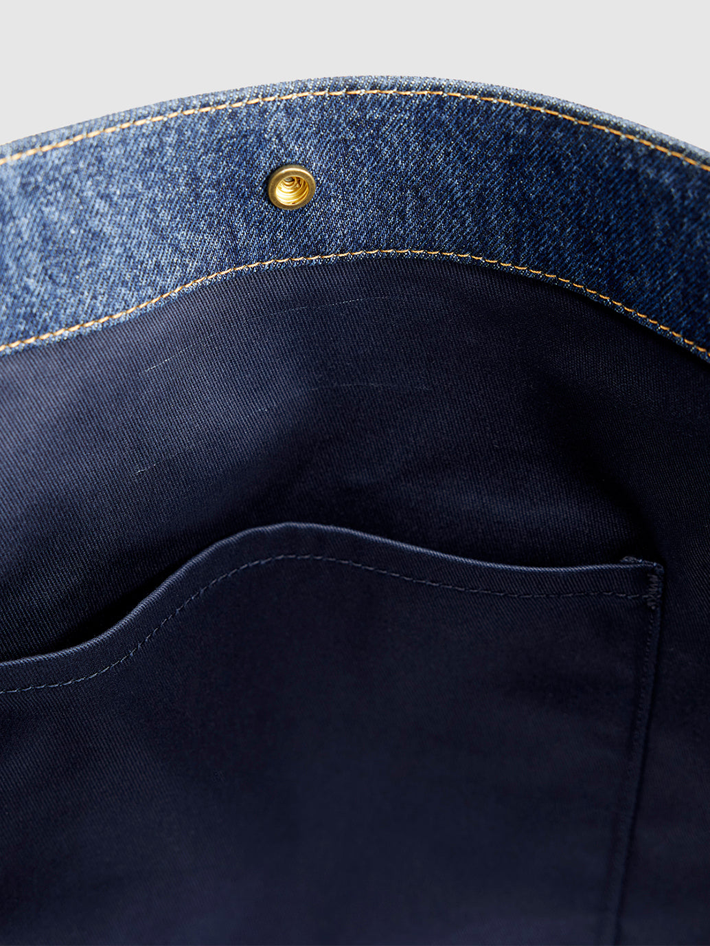 Levi's® Women's Medium Heritage Bag - Detail View