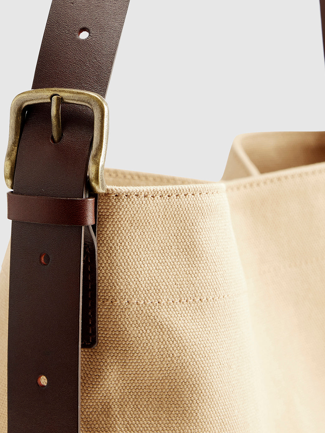 Levi's® Women's Medium Heritage Bag - Detail View
