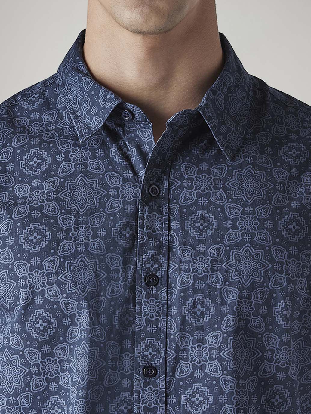 Men's Printed Slim Fit Poplin Shirt - Detail View