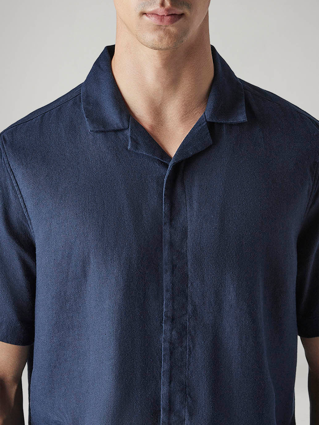Men's Solid Loose Fit Resort Collar Redloop Shirt - 20 View
