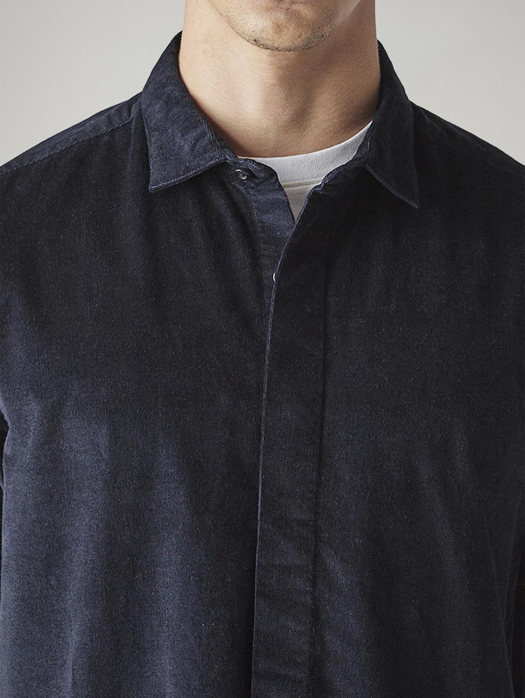 Men's Solid Slim Fit Corduroy Redloop Shirt - Detail View