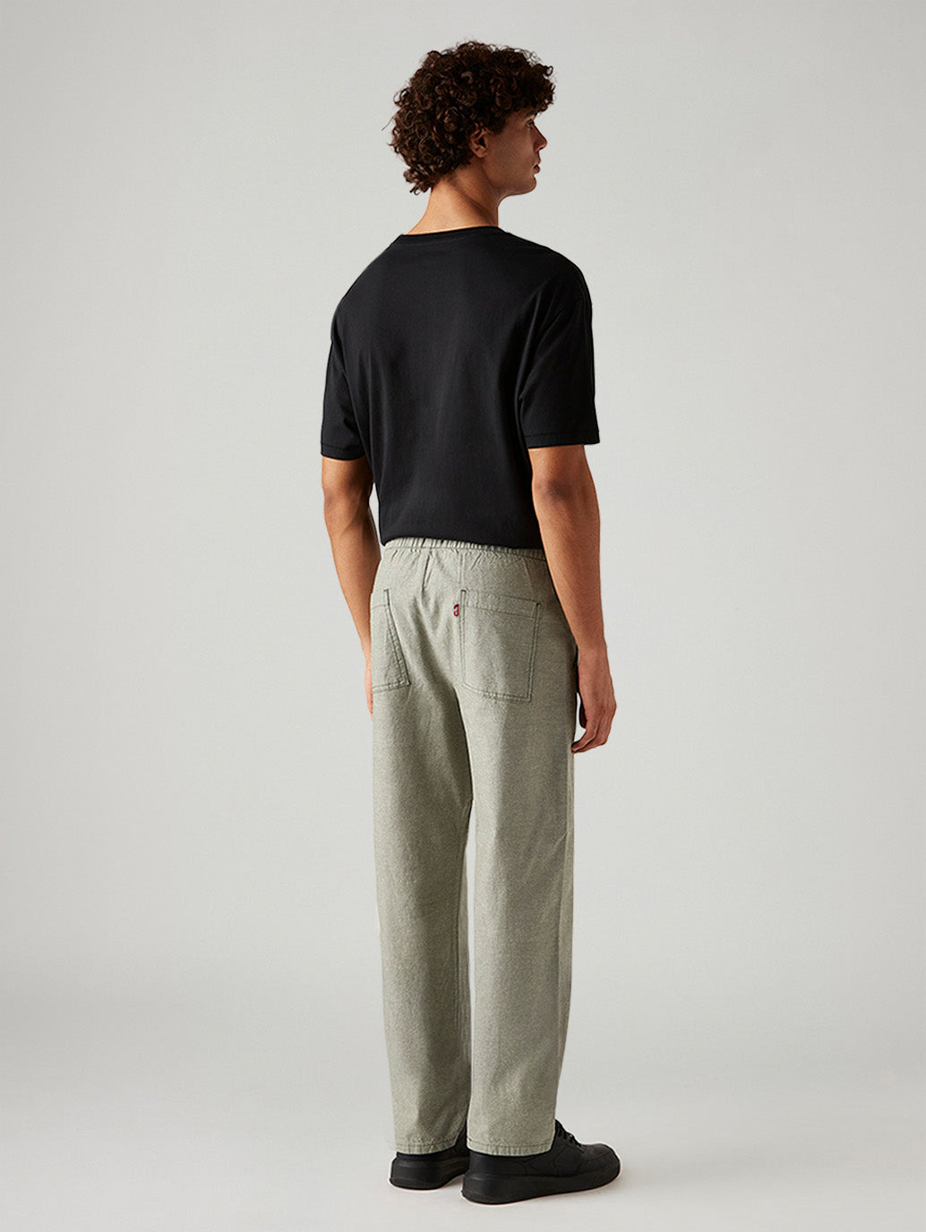 Men's Green Loose Straight Fit Mid Rise Linen Chinos - Back View