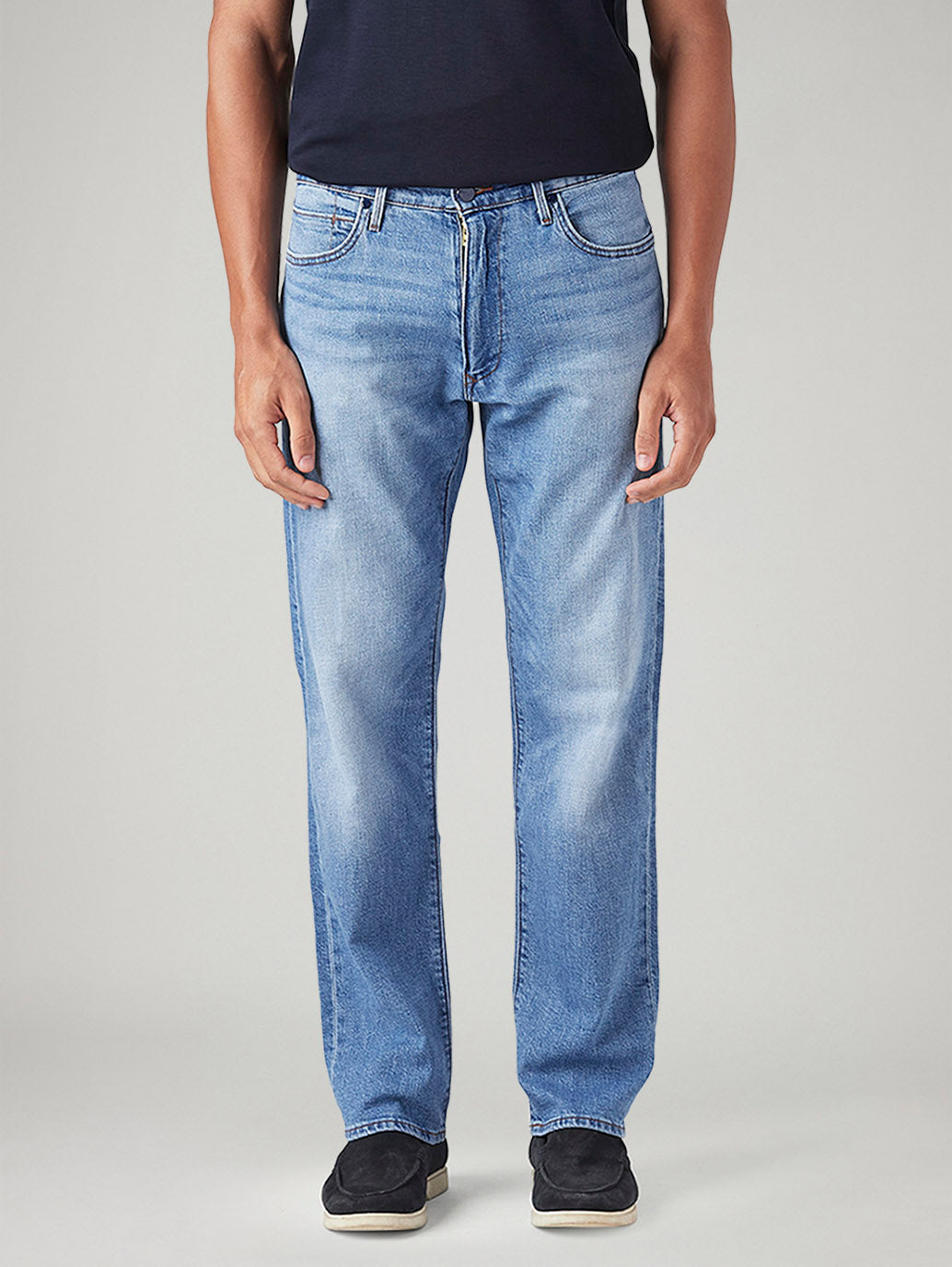 Men's 555 Light Blue Relaxed Straight Fit Mid Rise Redloop Jeans - Front View