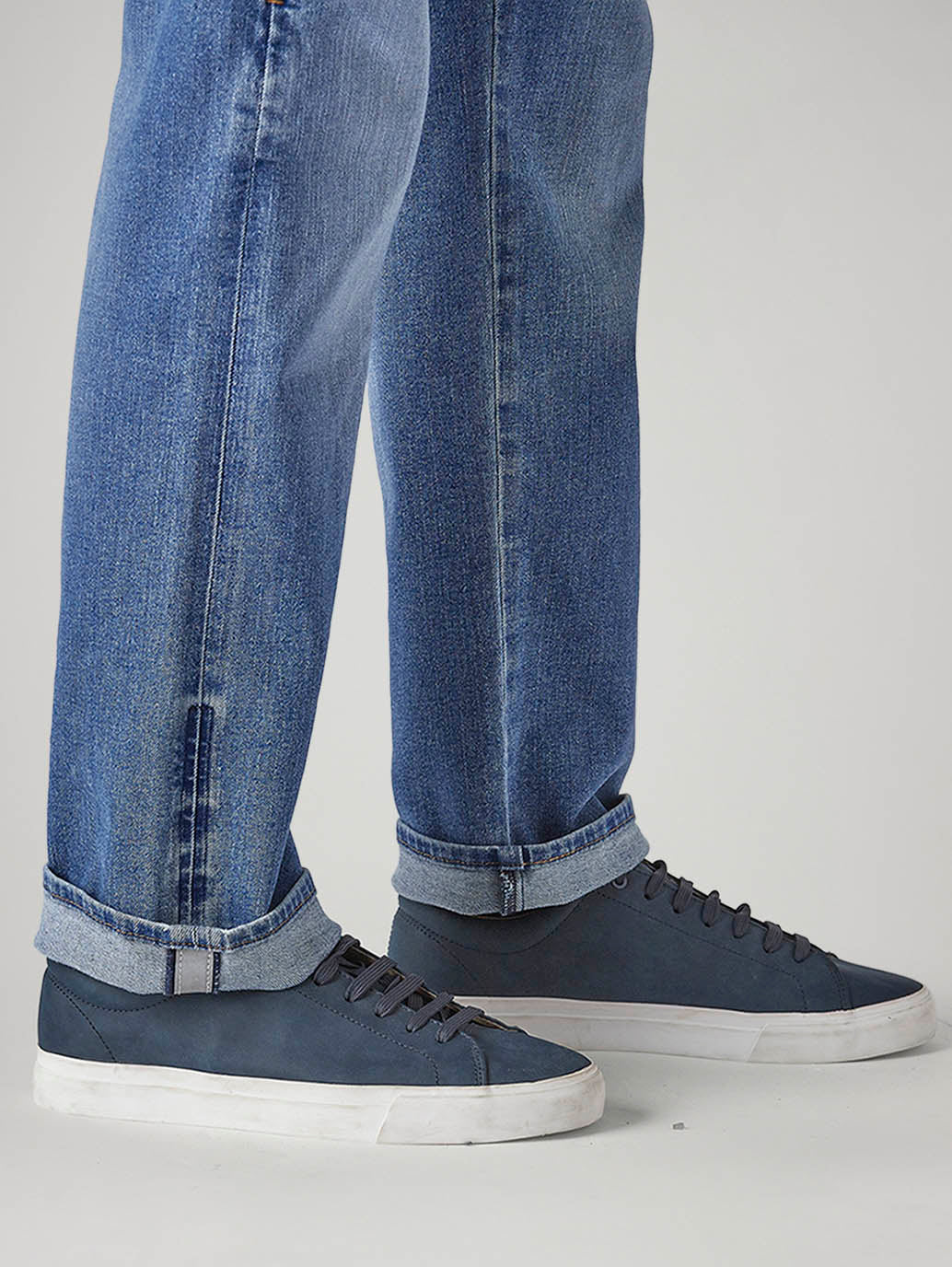 Men's 555 Light Blue Relaxed Straight Fit Mid Rise Commuter Jeans - Detail View