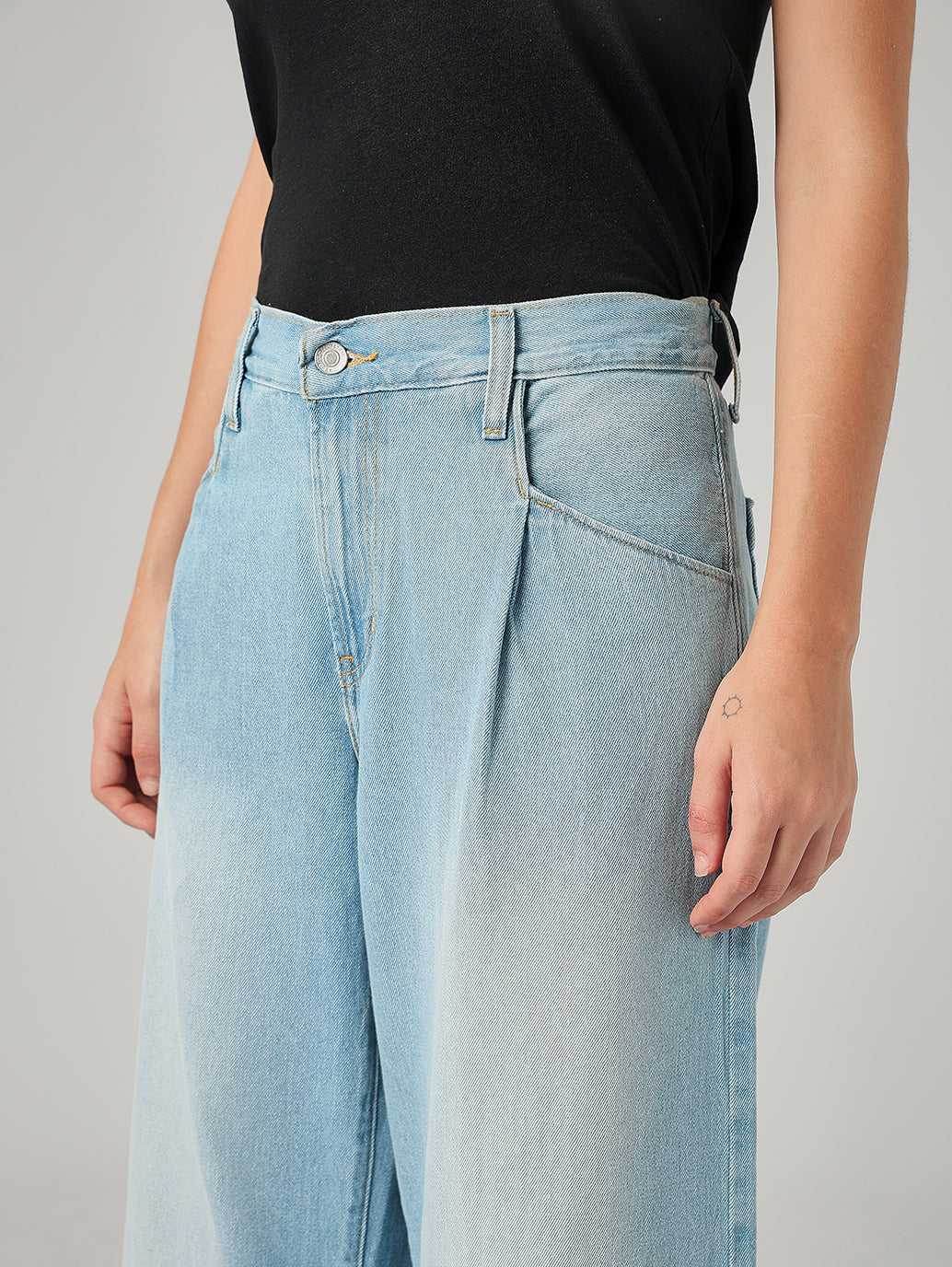 Women's Light Blue XL Straight Loose Fit Mid Rise Jeans - Detail View