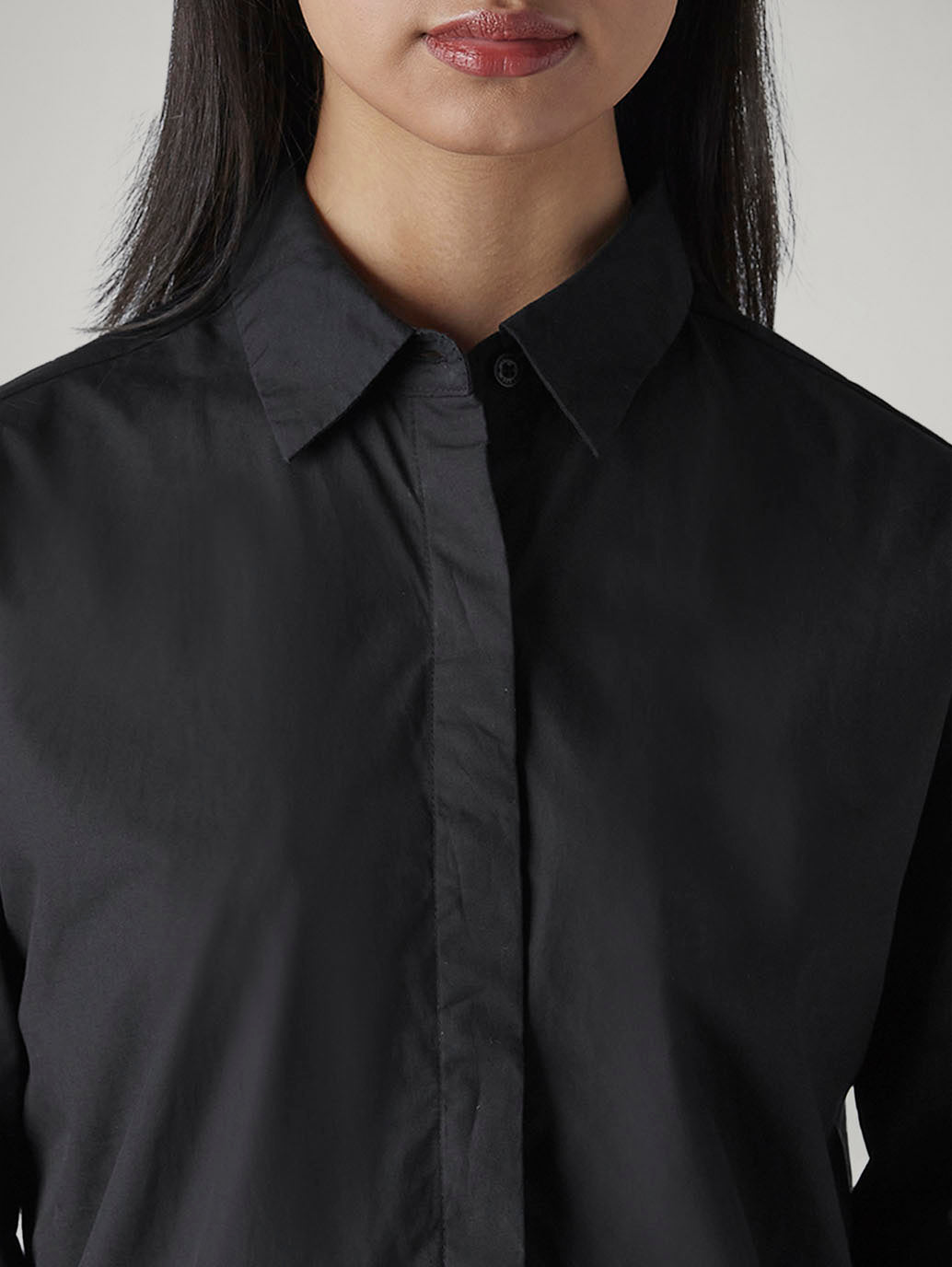 Women's Solid Relaxed Fit Fine Poplin Shirt - Detail View