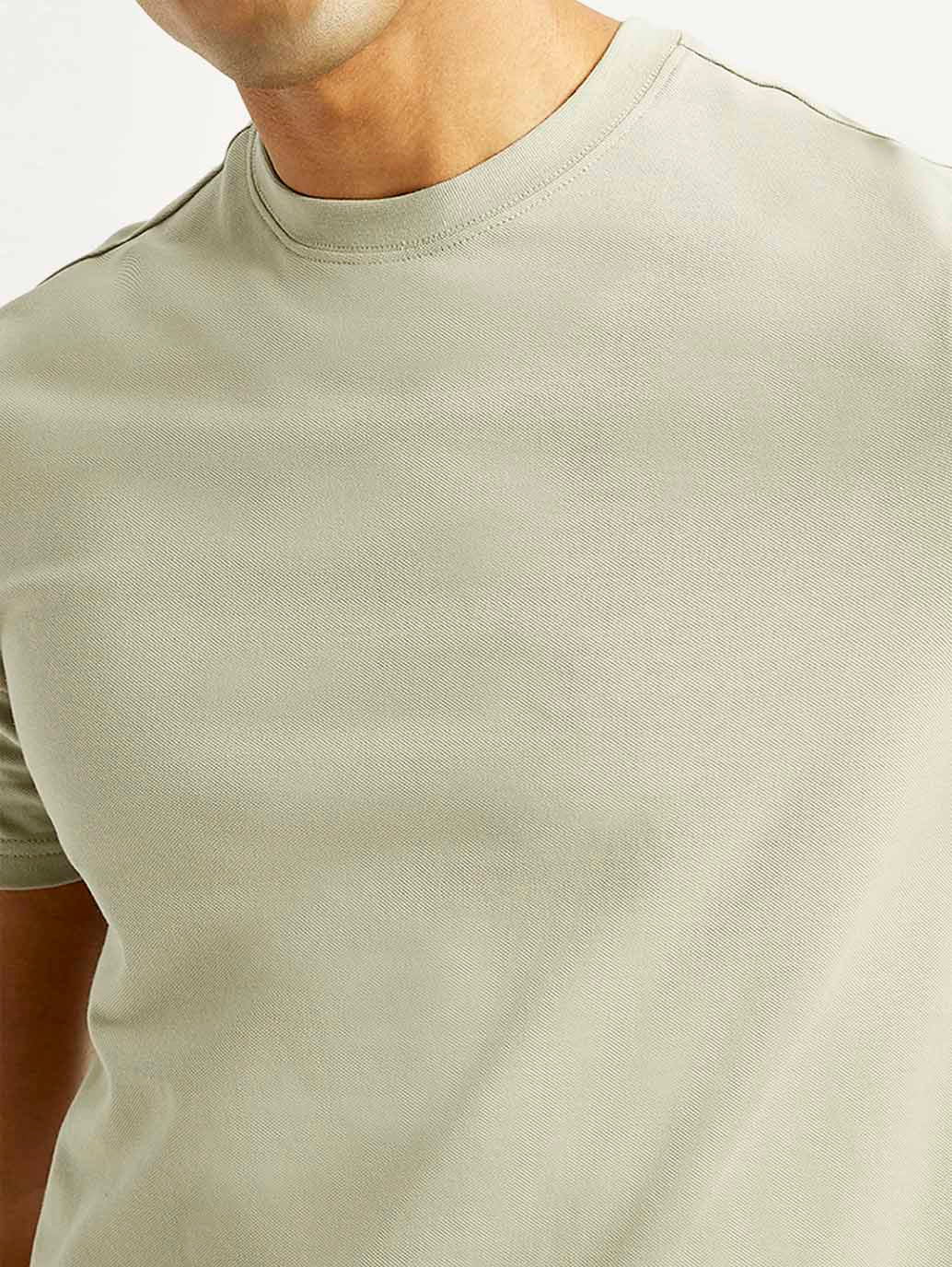Men's Solid Slim Fit T-shirt - Detail View