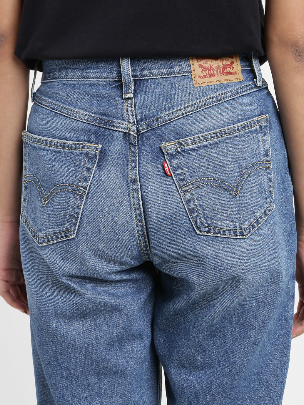 High Waisted Mom Jeans Levis Relaxed Fit Tapered Leg Medium Fade
