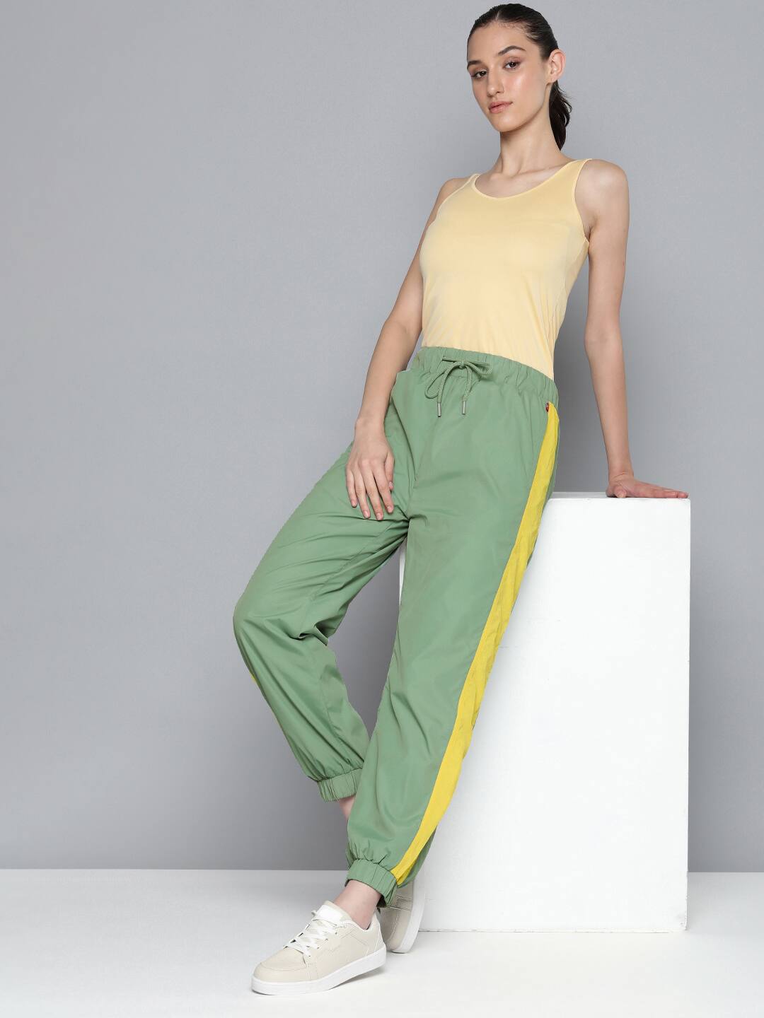 Women's Mid Rise Green Loose Tapered Fit Joggers