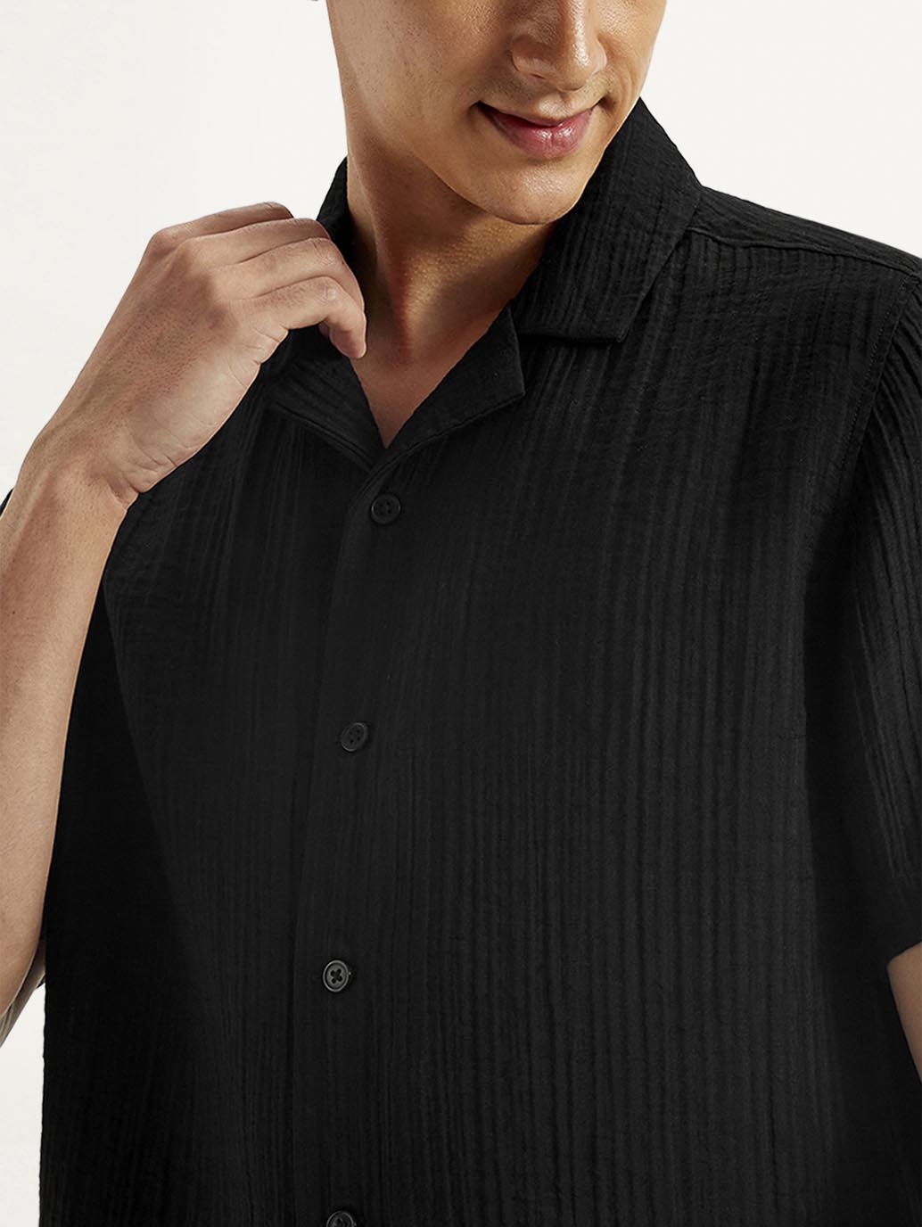 Men's Resort Collar Textured Loose Fit Shirt - Detail View